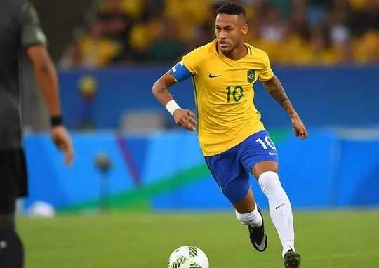 科贝记者：法兰克福球迷往巴萨球迷区投掷杂物甚至发射焰火（科贝记者称法兰克福球迷向巴萨看台投掷杂物并发射焰火）