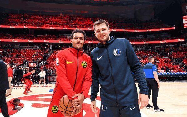 纽卡球迷在基地附近拉横幅：伊萨克是只纯粹的老鼠（纽卡球迷在基地外拉横幅：称伊萨克为一只彻头彻尾的老鼠）