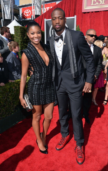 大罗与阿尔卡拉斯切磋网球，还赠送其签名巴西球衣（大罗与阿尔卡拉斯网球过招，并赠签名巴西球衣）