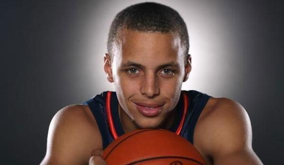 霍伊伦德梅开二度 那不勒斯击败尤文后登上意甲榜首（霍伊伦德双响 那不勒斯击退尤文登顶意甲榜首）